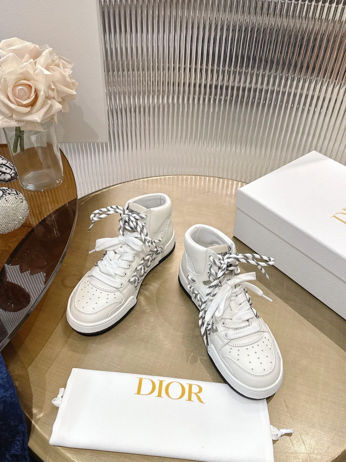 👟👟Ex-factory price 740👟👟 (Top version) Couple model Dior, C’est 25 new college style casual fashion high-top sneakers, showing eye-catching and fashionable style. Carefully crafted, the hollow design on the side of the upper is super fashionable, and the details also add a touch of elegance. The lightweight two-tone sole offers exceptional comfort and sporty style. Can add a stylish touch to any casual look. The tongue and sole are decorated with the Christian Paris logo, and the cowhide design is styled. Women's size 35-44